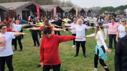160 kadın aynı anda açık havada zumba yaptı
