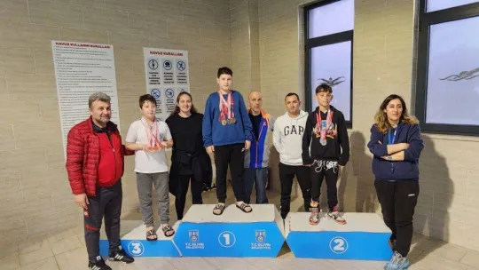 Mektebim koleji yüzme takımı madalyaları topladı