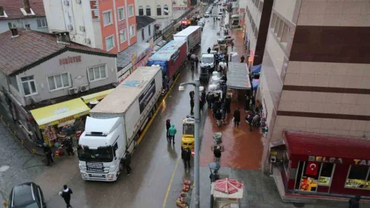 17 Ağustos depreminin en ağır bilançosunu yaşayan Gölcüklüler depremzedelere yardım elini uzattı