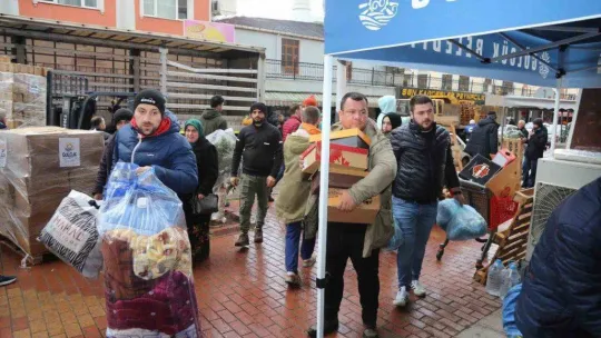 17 Ağustos depreminin en ağır bilançosunu yaşayan Gölcüklüler depremzedelere yardım elini uzattı