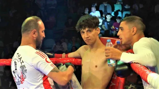 17 yaşında çıktığı ilk profesyonel maçında galibiyeti tattı