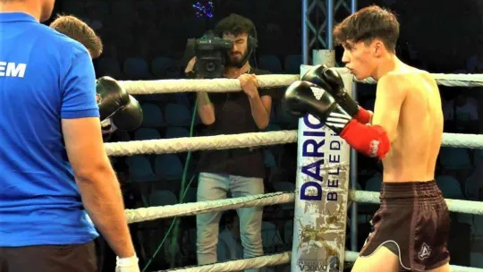 17 yaşında çıktığı ilk profesyonel maçında galibiyeti tattı