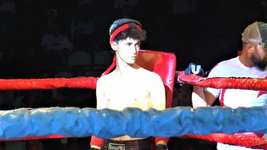 17 yaşında çıktığı ilk profesyonel maçında galibiyeti tattı