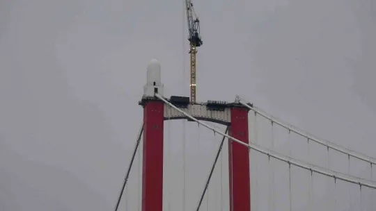 1915 Çanakkale Köprüsü kulelerine Seyit Onbaşı'nın sırtlayarak kaldırdığı top mermisi figürleri yerleştirilmeye başlandı