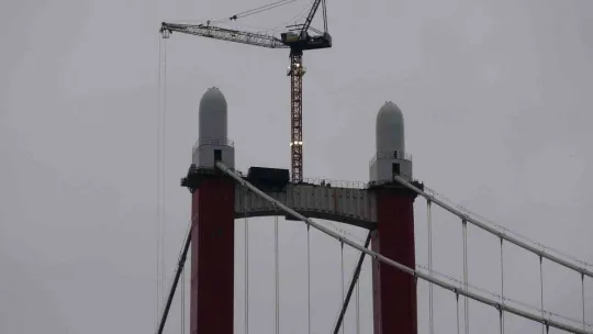 1915 Çanakkale Köprüsü kulelerine Seyit Onbaşı'nın sırtlayarak kaldırdığı 4 top mermisi figürü yerleştirildi