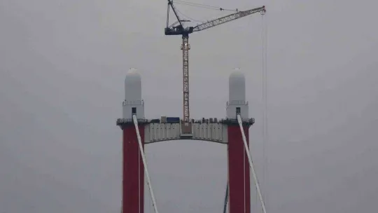 1915 Çanakkale Köprüsü kulelerine Seyit Onbaşı'nın sırtlayarak kaldırdığı 4 top mermisi figürü yerleştirildi