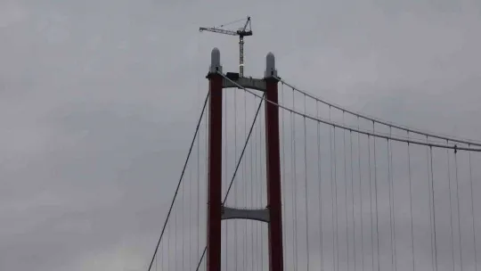 1915 Çanakkale Köprüsü kulelerine Seyit Onbaşı'nın sırtlayarak kaldırdığı 4 top mermisi figürü yerleştirildi