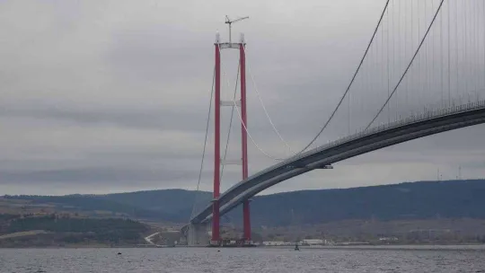 1915 Çanakkale Köprüsü kulelerine Seyit Onbaşı'nın sırtlayarak kaldırdığı 4 top mermisi figürü yerleştirildi