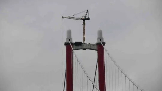 1915 Çanakkale Köprüsü kulelerine Seyit Onbaşı'nın sırtlayarak kaldırdığı 4 top mermisi figürü yerleştirildi