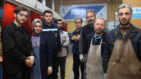 2 çocuk annesi, dantel dantel kaynak işliyor