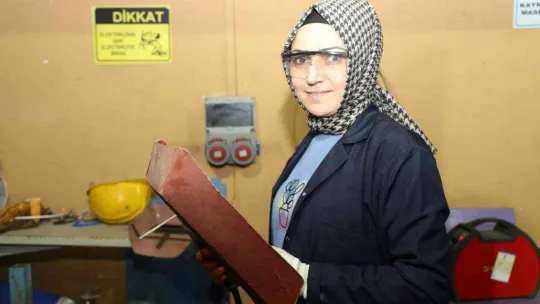 2 çocuk annesi, dantel dantel kaynak işliyor