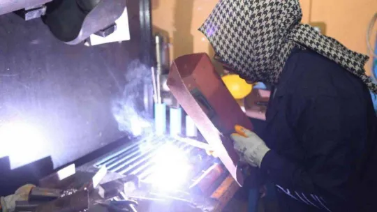 2 çocuk annesi, dantel dantel kaynak işliyor