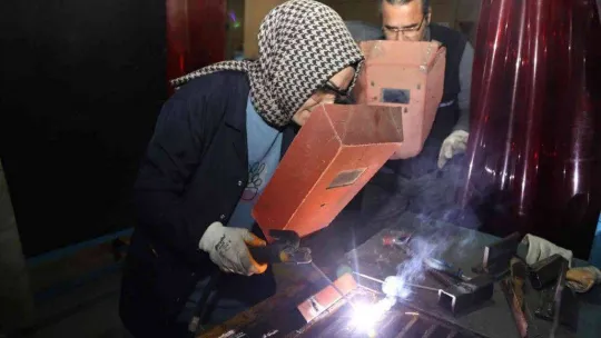 2 çocuk annesi, dantel dantel kaynak işliyor