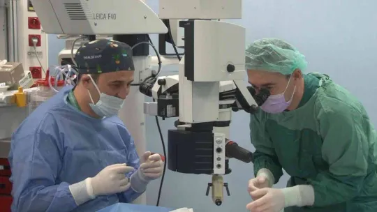 25 yıldır görme problemi yaşayan hasta Türk doktorun geliştirdiği tedavi ile sağlığına kavuşacak