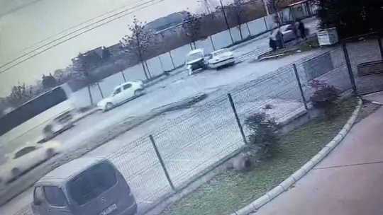 3 araç böyle çarpıştı, o anlar kamerada