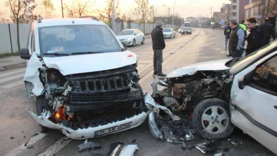 3 araç böyle çarpıştı, o anlar kamerada