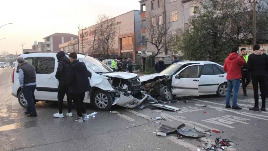 3 araç böyle çarpıştı, o anlar kamerada