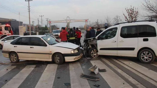 3 araç böyle çarpıştı, o anlar kamerada