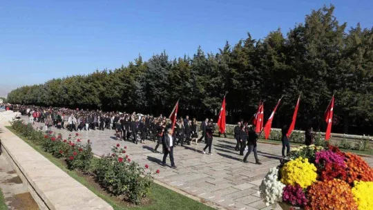 3 bin Uğurlu öğrenciden Ata'ya ziyaret