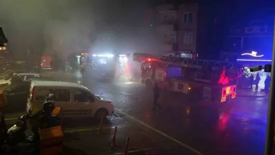 3 katlı binanın deposunda çıkan yangında dumanlar mahalleyi sardı