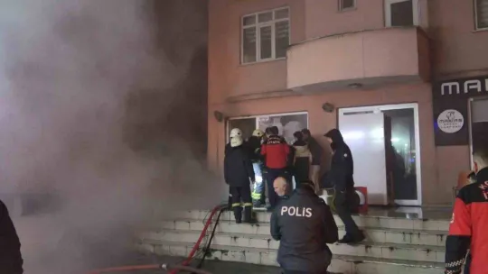 3 katlı binanın deposunda çıkan yangında dumanlar mahalleyi sardı