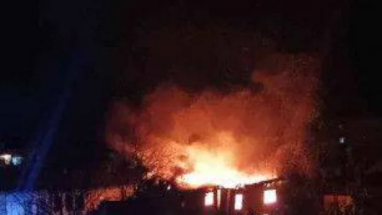 3 katlı metruk binada çıkan yangın geceyi aydınlattı