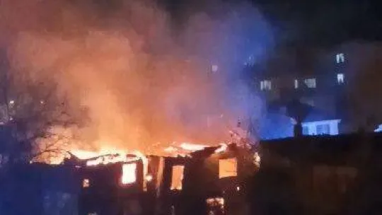 3 katlı metruk binada çıkan yangın geceyi aydınlattı