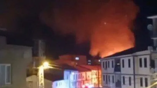 3 katlı metruk binada çıkan yangın geceyi aydınlattı