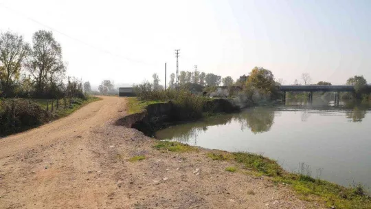 3 mahallenin bağlantısını sağlayan yolun yarısını nehir yuttu