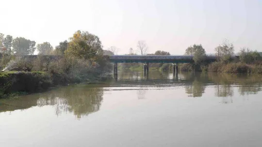 3 mahallenin bağlantısını sağlayan yolun yarısını nehir yuttu