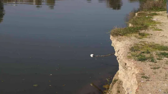 3 mahallenin bağlantısını sağlayan yolun yarısını nehir yuttu