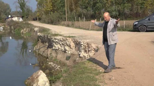 3 mahallenin bağlantısını sağlayan yolun yarısını nehir yuttu