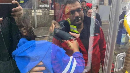 3 yaşındaki miniğin parmağı otobüsteki demir boruya sıkıştı