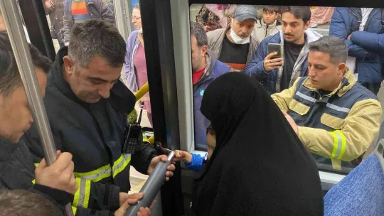 3 yaşındaki miniğin parmağı otobüsteki demir boruya sıkıştı
