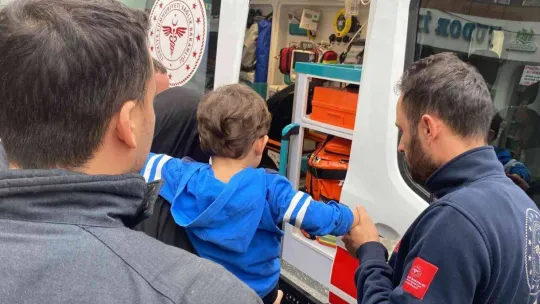 3 yaşındaki miniğin parmağı otobüsteki demir boruya sıkıştı