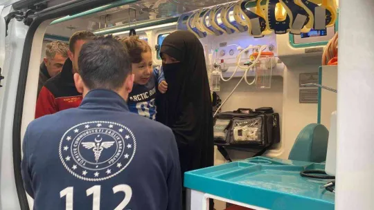 3 yaşındaki miniğin parmağı otobüsteki demir boruya sıkıştı