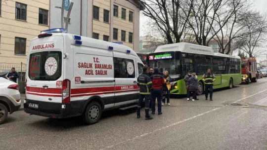 3 yaşındaki miniğin parmağı otobüsteki demir boruya sıkıştı
