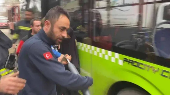 3 yaşındaki miniğin parmağı otobüsteki demir boruya sıkıştı