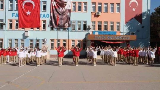 300 öğrenci ile Cumhuriyet yazdılar, havadan görüntülediler