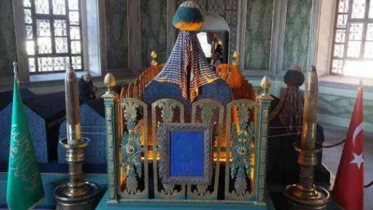 300 yıllık mumlar yerine kondu