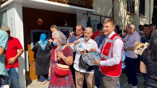 CHP'lilerden emekliye 'Su ve Kek' ikramı