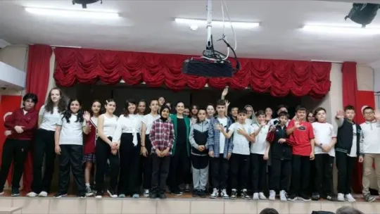 Çağrıbey öğrencileri 'Uyan' oyununu sergiledi
