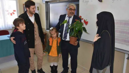 4 kardeşten öğretmenlerine sürpriz ziyaret