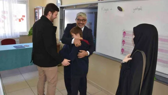 4 kardeşten öğretmenlerine sürpriz ziyaret