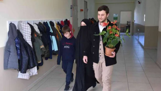 4 kardeşten öğretmenlerine sürpriz ziyaret