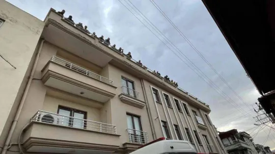 4 katlı bina içindeki eşyalar ile yıkıldı