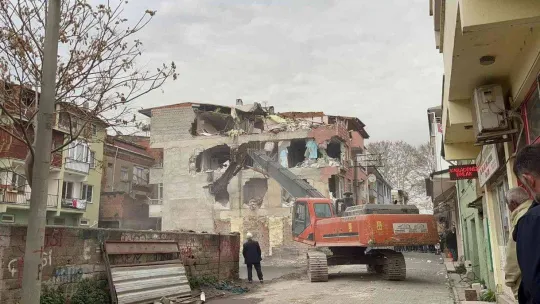 4 katlı bina içindeki eşyalar ile yıkıldı