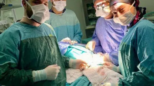 4 santimlik kesi ile tümör ameliyatı