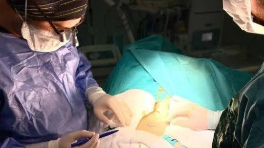 4 santimlik kesi ile tümör ameliyatı