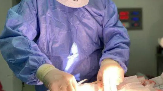 4 santimlik kesi ile tümör ameliyatı